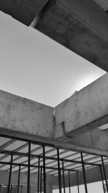 Estrutura de concreto em obra, registro em preto e branco. Publicação no Instagram da VM Empreendimentos.