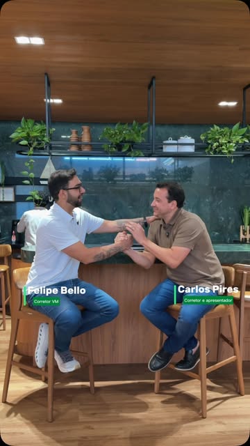 Os corretores Felipe Bello e Carlos Pires conversam sobre o mercado. Publicação no Instagram da VM Empreendimentos.