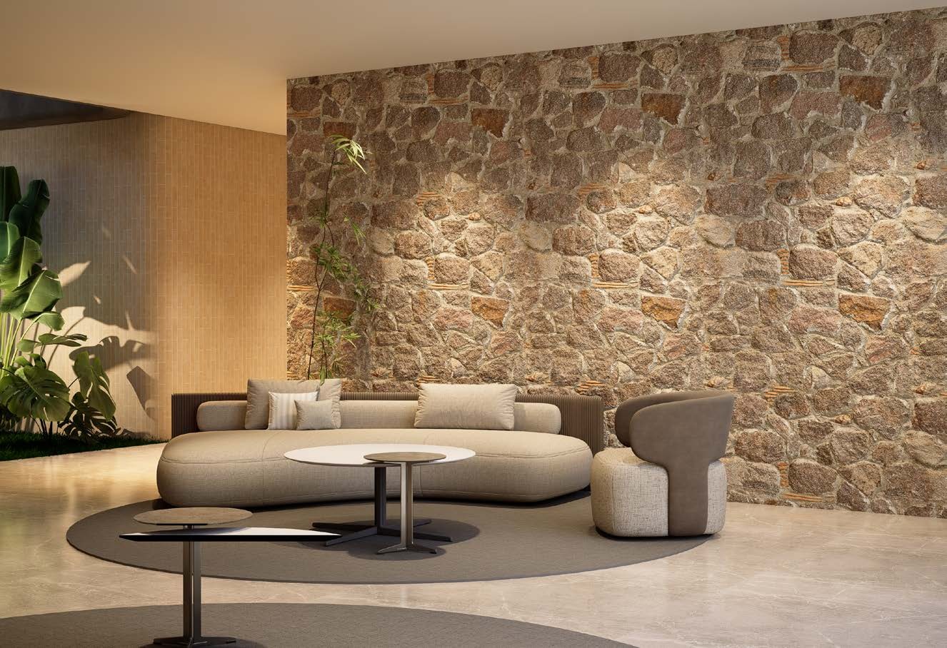 Hall de recepção com parede de pedra natural e sofá curvo